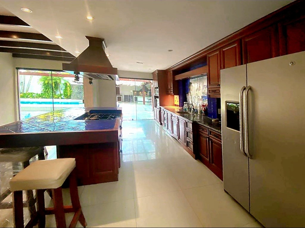 Casa en AlquilerLas Palmas
Zona Residencial 4 dormitorios 5 baños 3 parqueos Foto 9