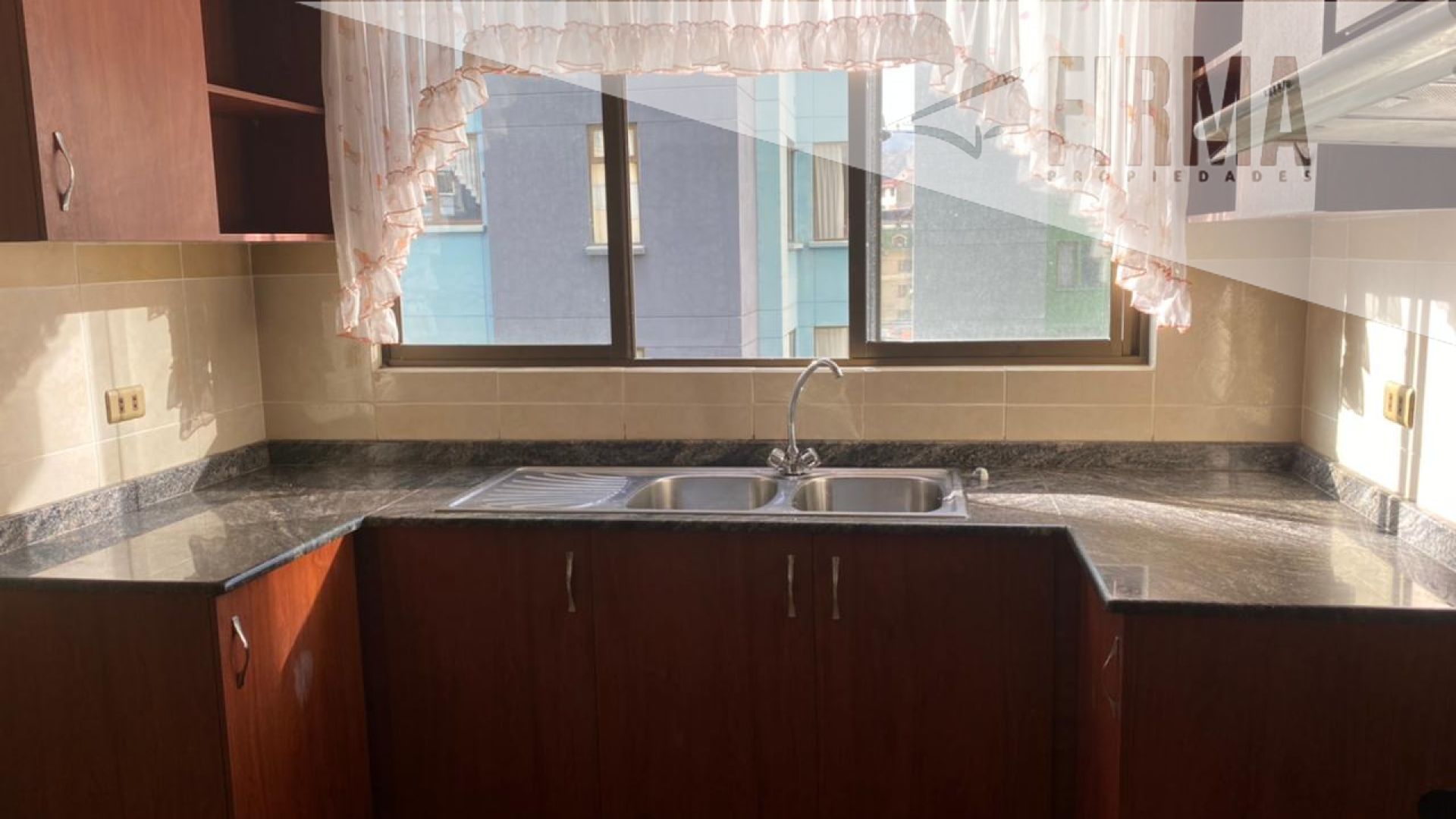 Departamento en Los Pinos en La Paz 3 dormitorios 4 baños 1 parqueos Foto 9