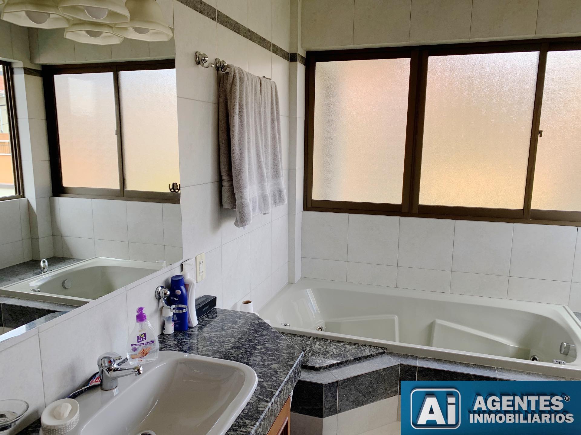 Casa en Achumani en La Paz 3 dormitorios 5 baños 4 parqueos Foto 9