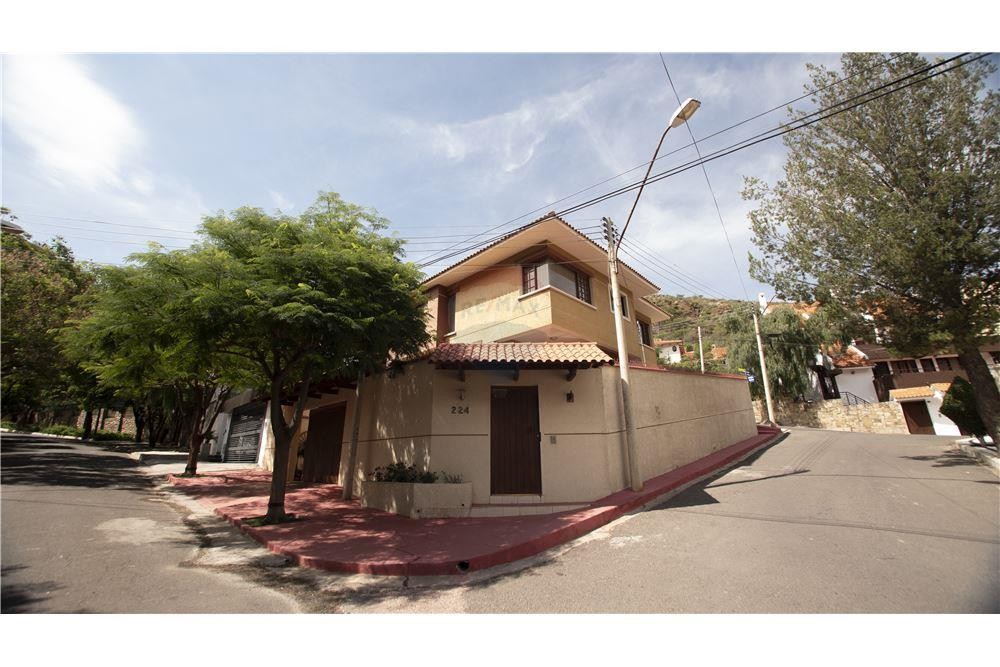 Casa en Muyurina en Cochabamba 3 dormitorios 5 baños 5 parqueos Foto 1