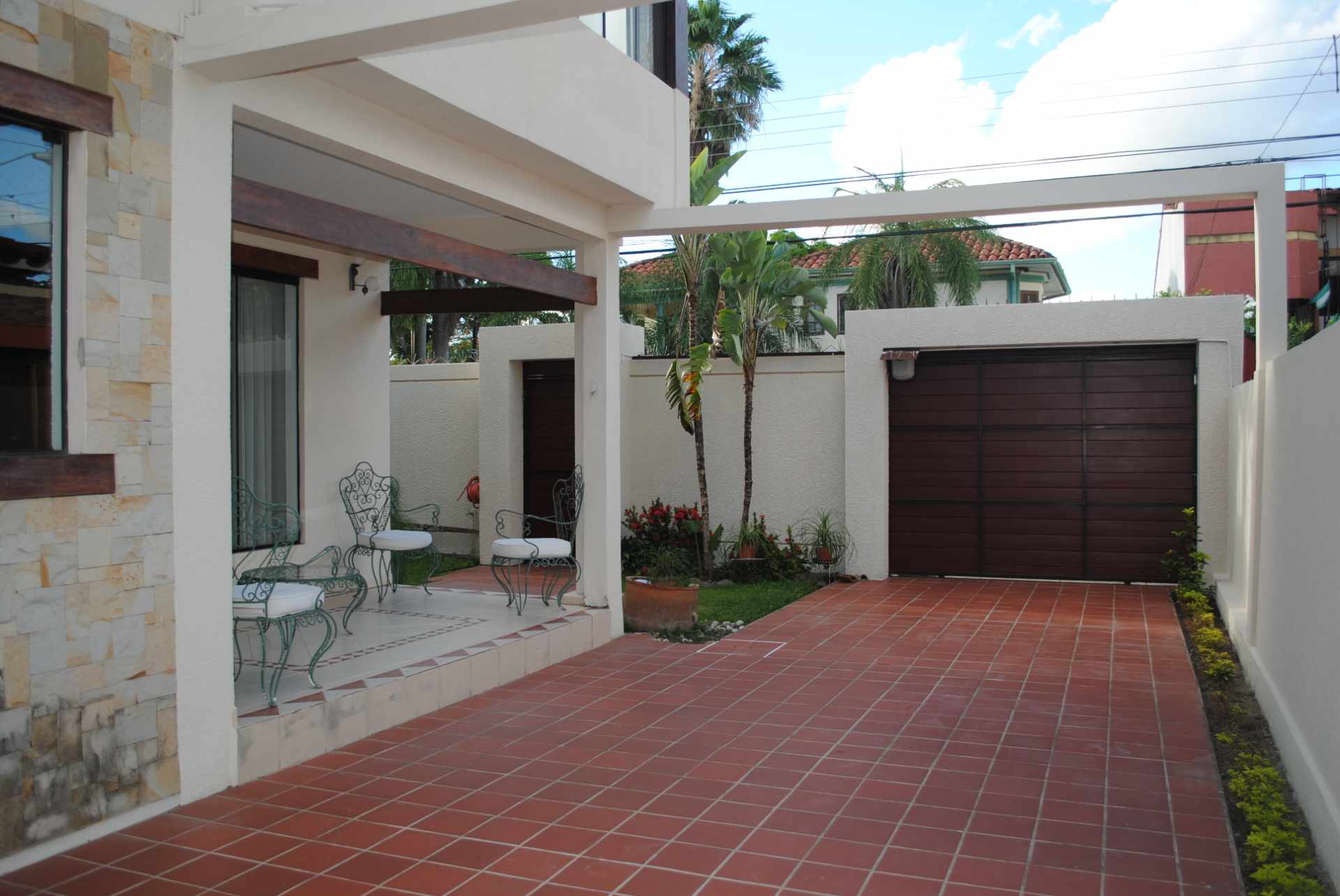 Casa en Entre 2do y 3er anillo Oeste en Santa Cruz de la Sierra 3 dormitorios 4 baños 2 parqueos Foto 3