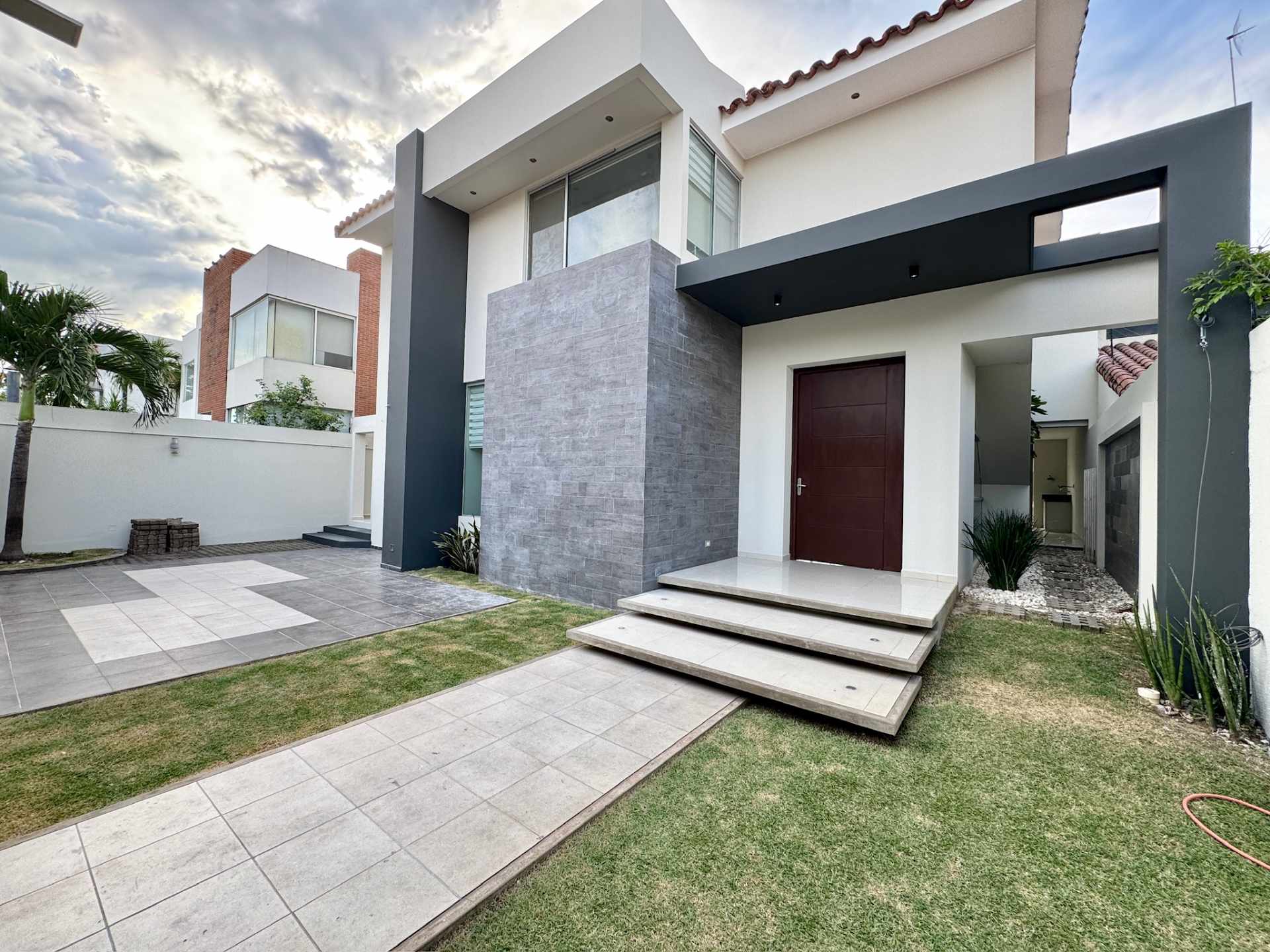 Casa en Entre 3er y 4to anillo Oeste en Santa Cruz de la Sierra 4 dormitorios 6 baños 4 parqueos Foto 2