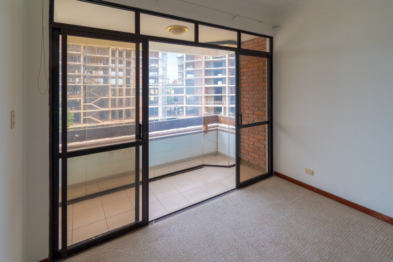 Departamento en VentaCONDOMINIO ARANJUEZ 
En pleno corazón empresarial Av. San Martín esquina calle I Este. 4 dormitorios 3 baños 2 parqueos Foto 5