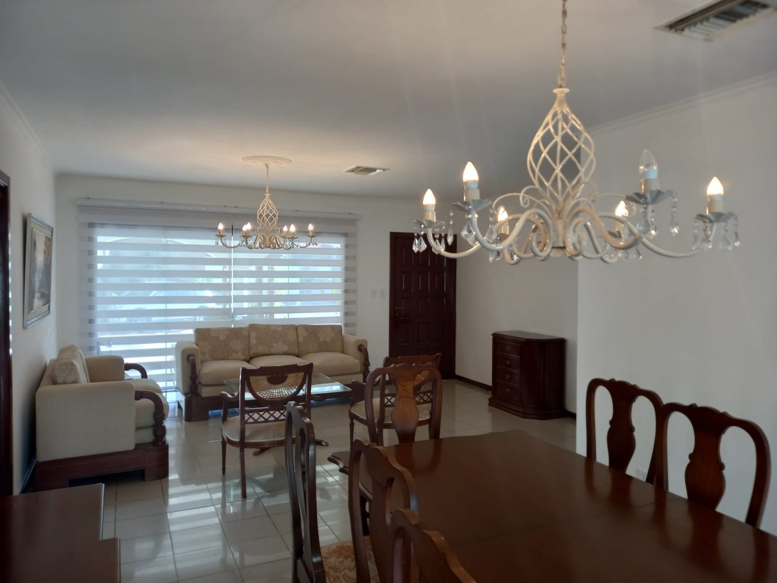 Casa en Alquiler5to. anillo Beni y Banzer 4 dormitorios 4 baños 2 parqueos Foto 2