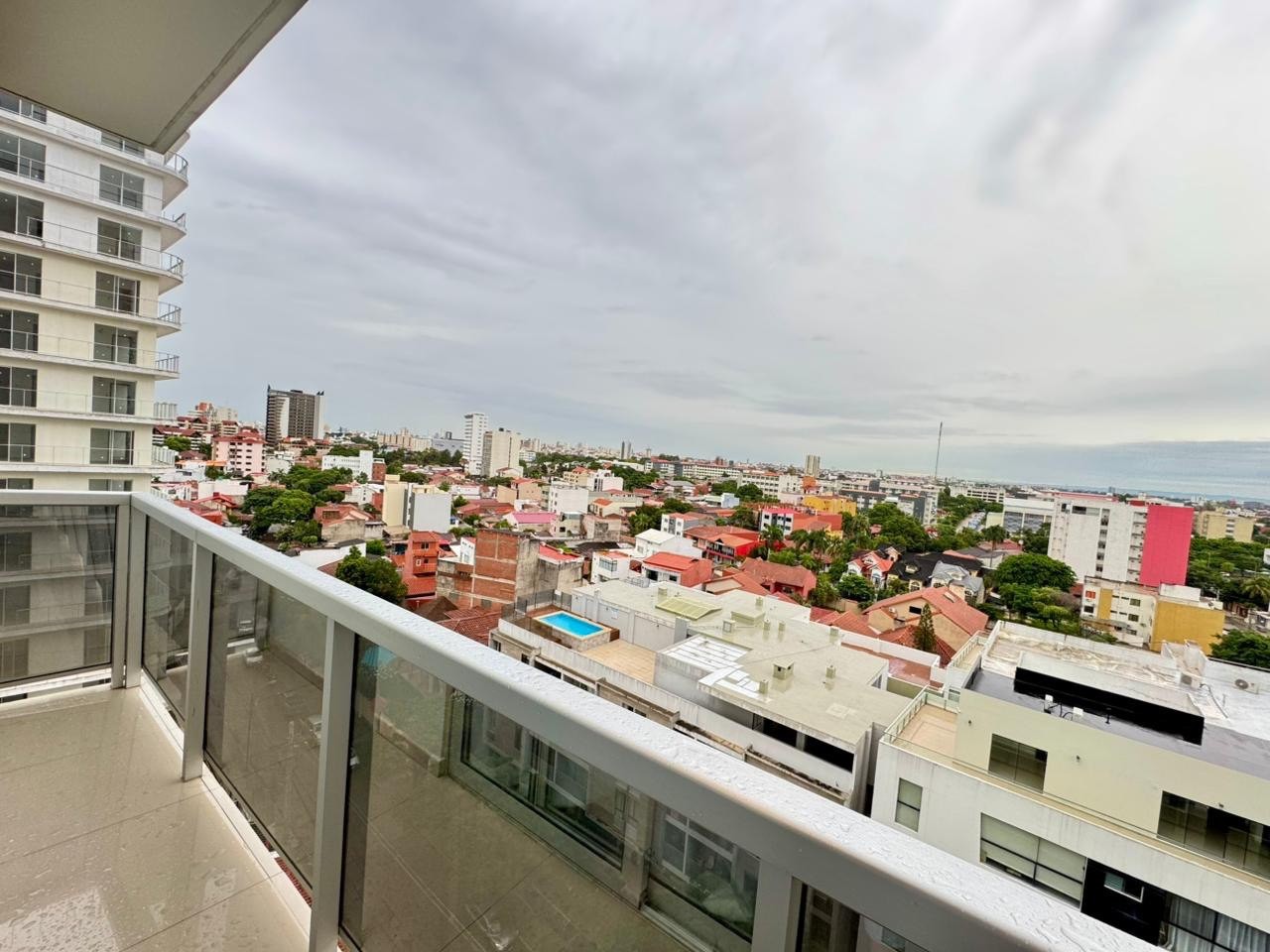 Departamento en Entre 2do y 3er anillo Oeste en Santa Cruz de la Sierra 2 dormitorios 2 baños  Foto 2