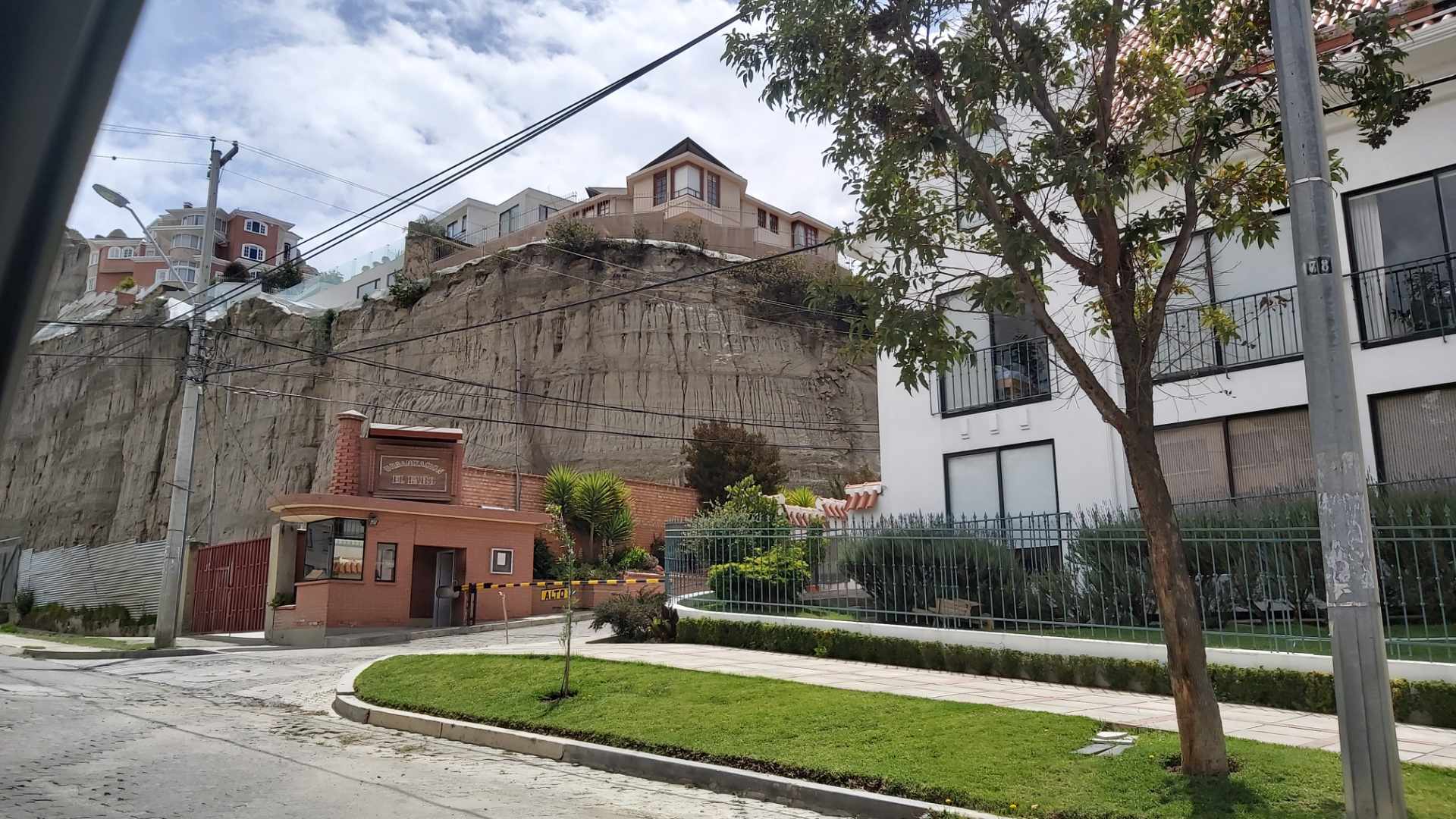 Casa en Achumani en La Paz 5 dormitorios 6 baños 3 parqueos Foto 2