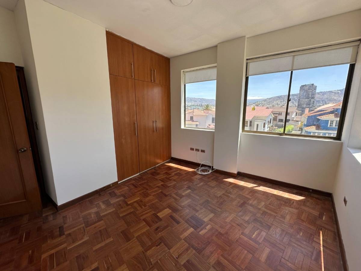 Departamento en Venta
EN VENTA – DEPARTAMENTO DE 3 DORMITORIOS EN AV. BALLIVIÁN Y CALLE 25 3 dormitorios 3 baños 1 parqueos Foto 8