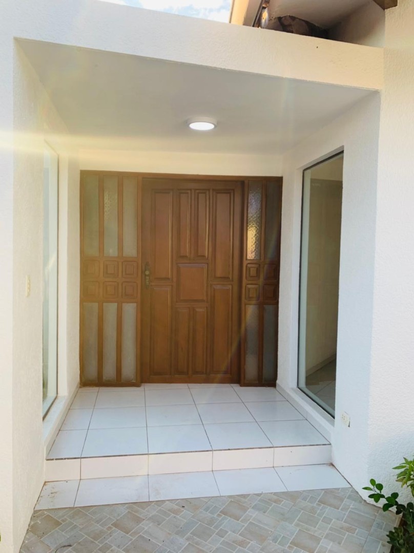 Casa en Entre 2do y 3er anillo Este en Santa Cruz de la Sierra 4 dormitorios 4 baños 3 parqueos Foto 5