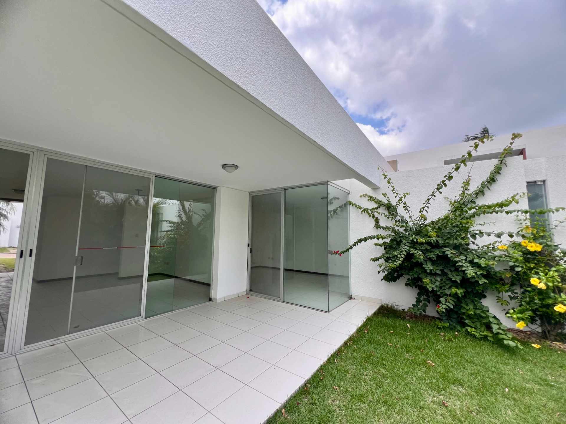 Casa en Entre 3er y 4to anillo Oeste en Santa Cruz de la Sierra 3 dormitorios 2 baños 2 parqueos Foto 5