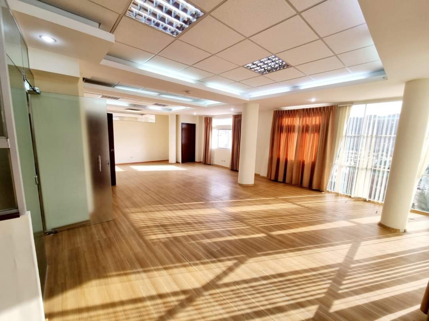 Oficina en Achumani en La Paz 1 dormitorios 2 baños  Foto 14