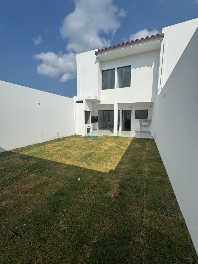 Casa en Entre 8vo y 9no anillo Norte en Santa Cruz de la Sierra 4 dormitorios 3 baños 2 parqueos Foto 3
