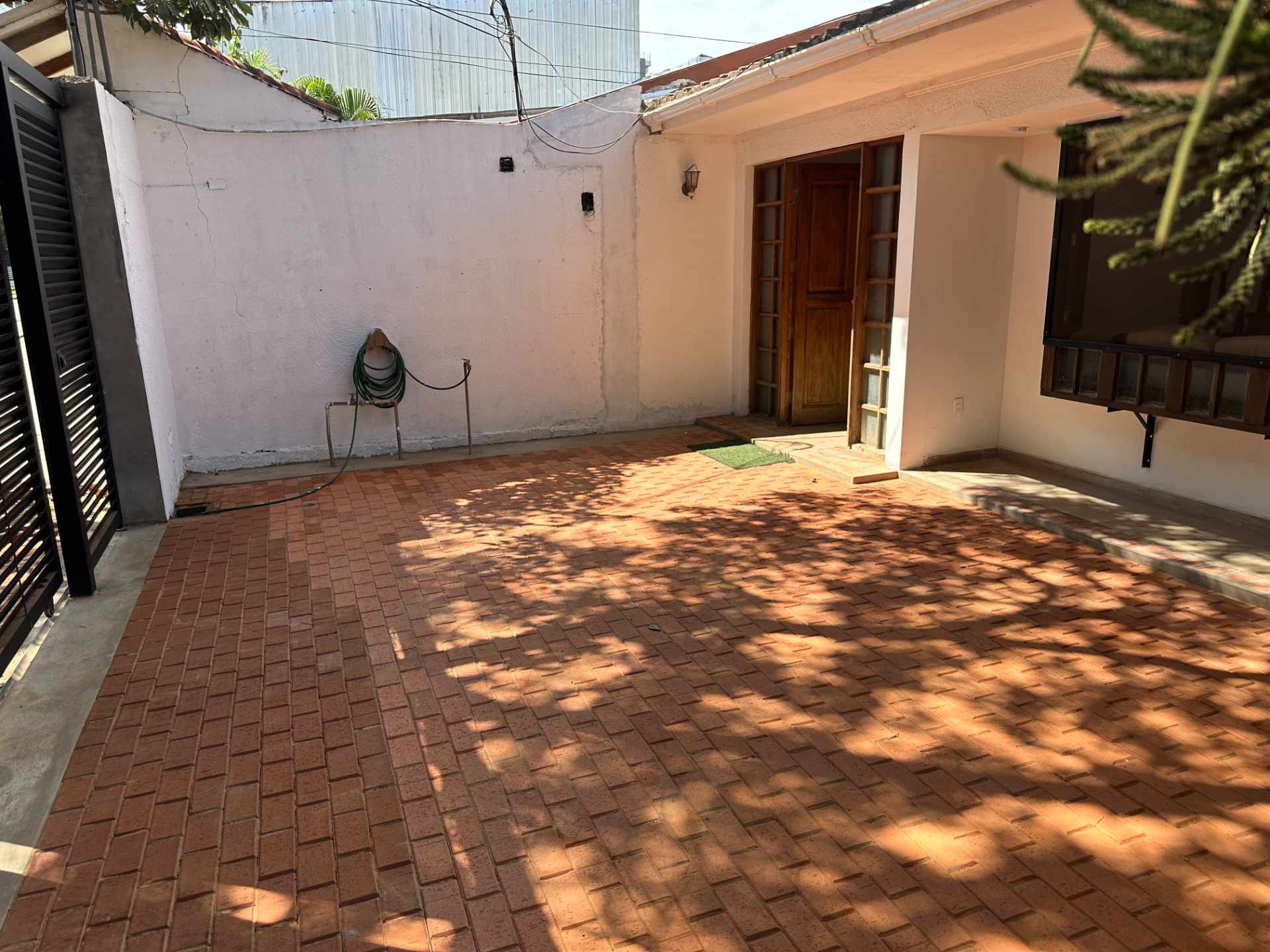 Casa en AlquilerBarrio Hamacas Calle 7 Oeste (Av. Beni y 4to Anillo) 3 dormitorios 2 baños 2 parqueos Foto 3