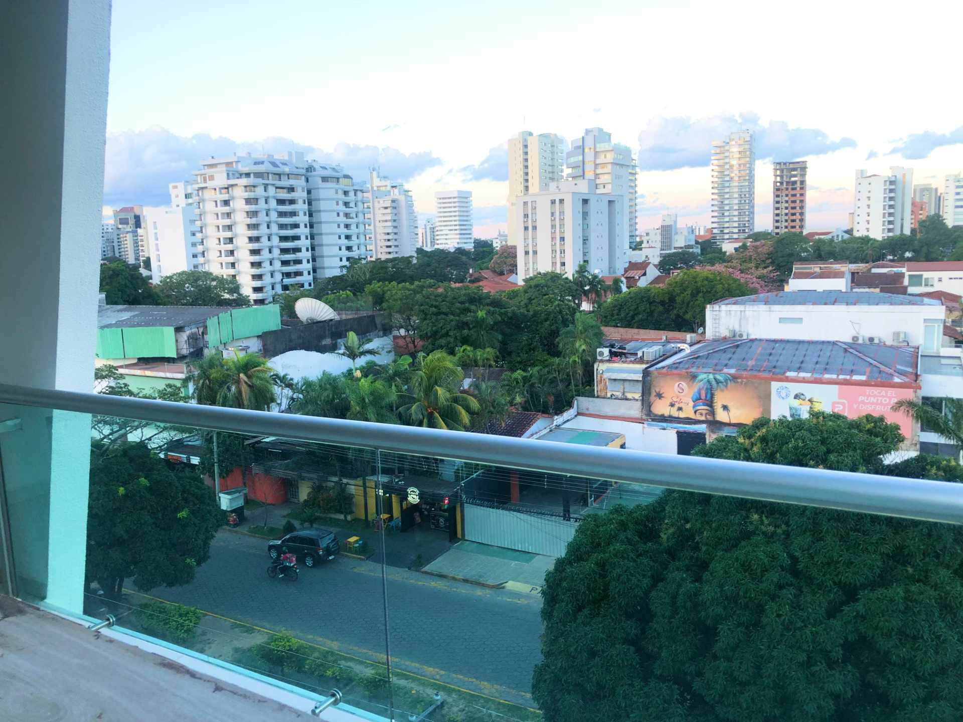 Departamento en VentaAv. Velarde (zona plaza blacut) 3 dormitorios 3 baños 1 parqueos Foto 4