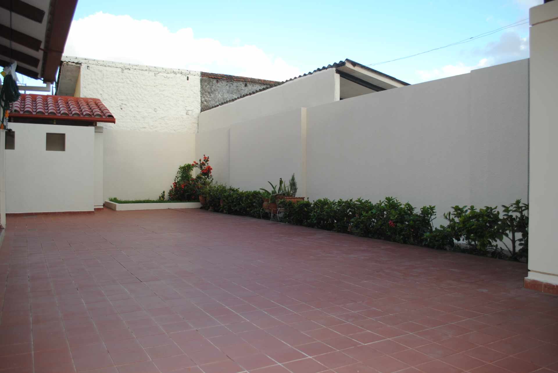 Casa en Entre 2do y 3er anillo Oeste en Santa Cruz de la Sierra 3 dormitorios 4 baños 2 parqueos Foto 5