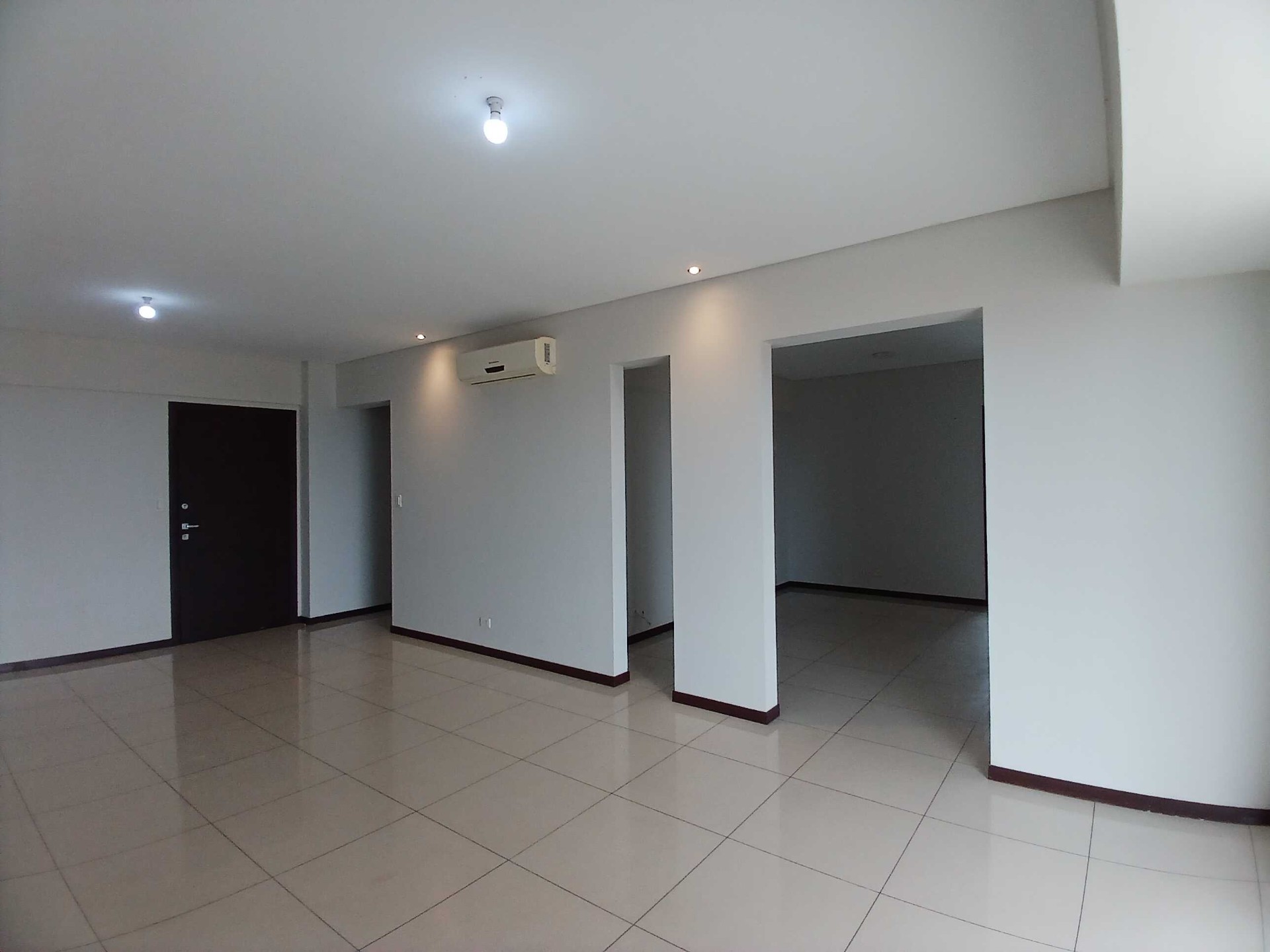 Departamento en AlquilerCOND. CURUPAU SOBRE AV. PARAGUA CASI 2º ANILLO 4 dormitorios 4 baños 1 parqueos Foto 19