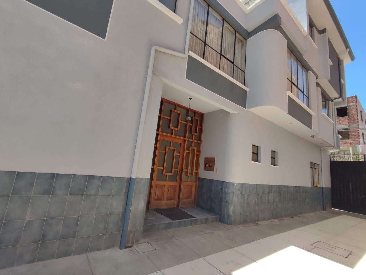 Casa en Venta<b>CASA EN VENTA EN LA ZONA 16 DE JULIO</b> 6 dormitorios 4 baños 10 parqueos Foto 1