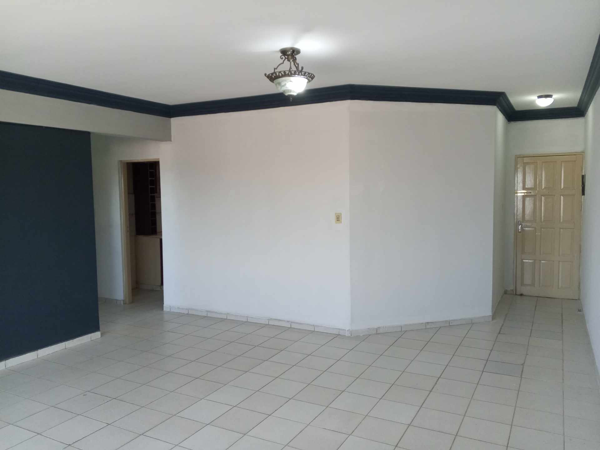 Departamento en Venta[CONDOMINIO LIMCO 1| SOBRE 4TO. ANILLO BARRIO GUARACACHI, ENTRE AV. BRASIL Y AV. VIRGEN DE COTOCA] DEPARTAMENTO EN VENTA DE 2 DORMITORIOS CON DEPENDENCIAS Y PARQUEO DESCUBIERTO Foto 3