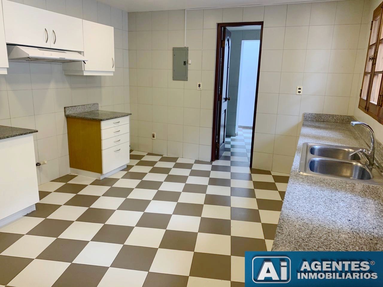 Casa en AlquilerLA FLORIDA HERMOSA RESIDENCIA EN ALQUILER 4 dormitorios 4 baños 4 parqueos Foto 17