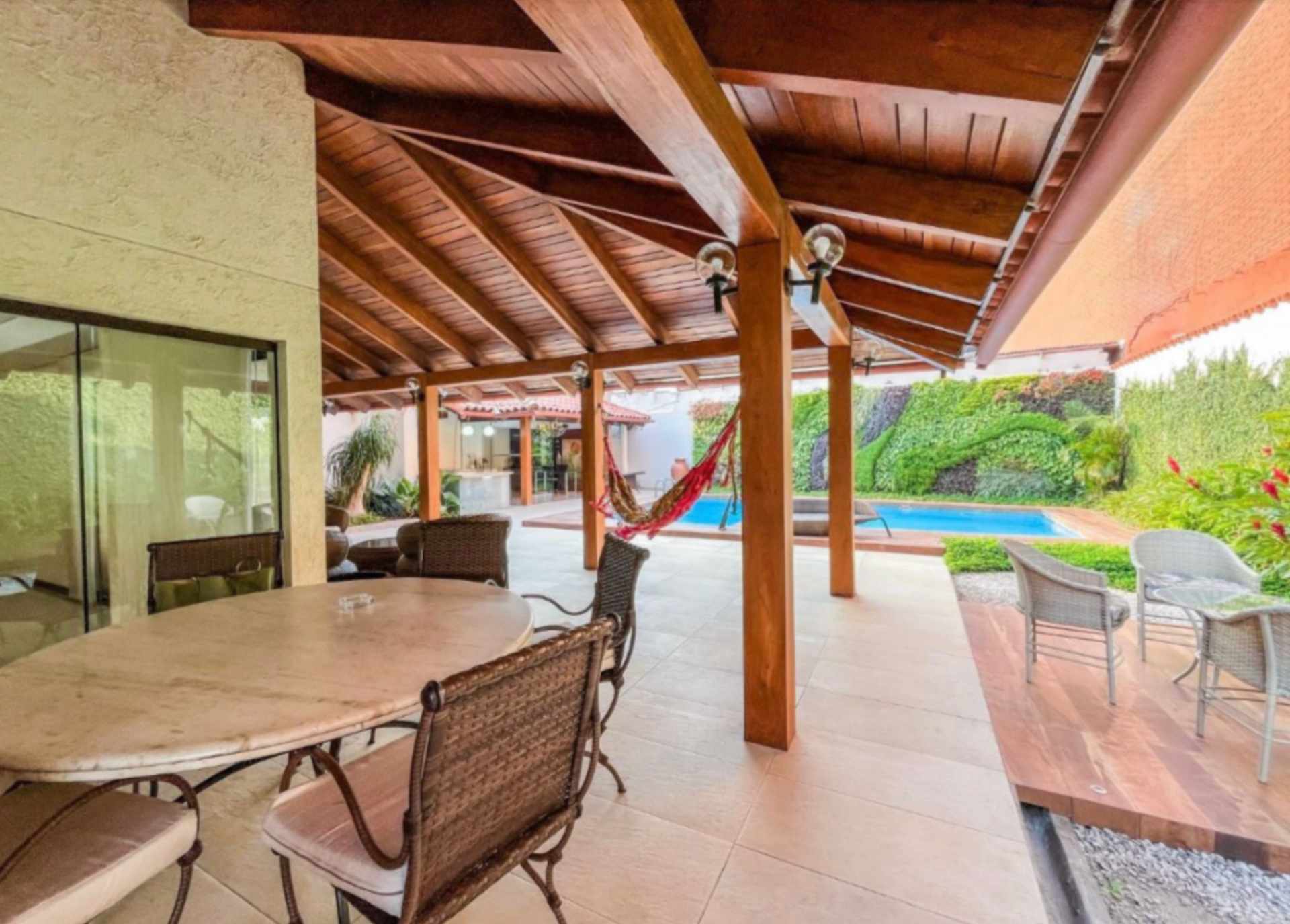 Casa en Entre 2do y 3er anillo Norte en Santa Cruz de la Sierra 4 dormitorios 6 baños 3 parqueos Foto 9