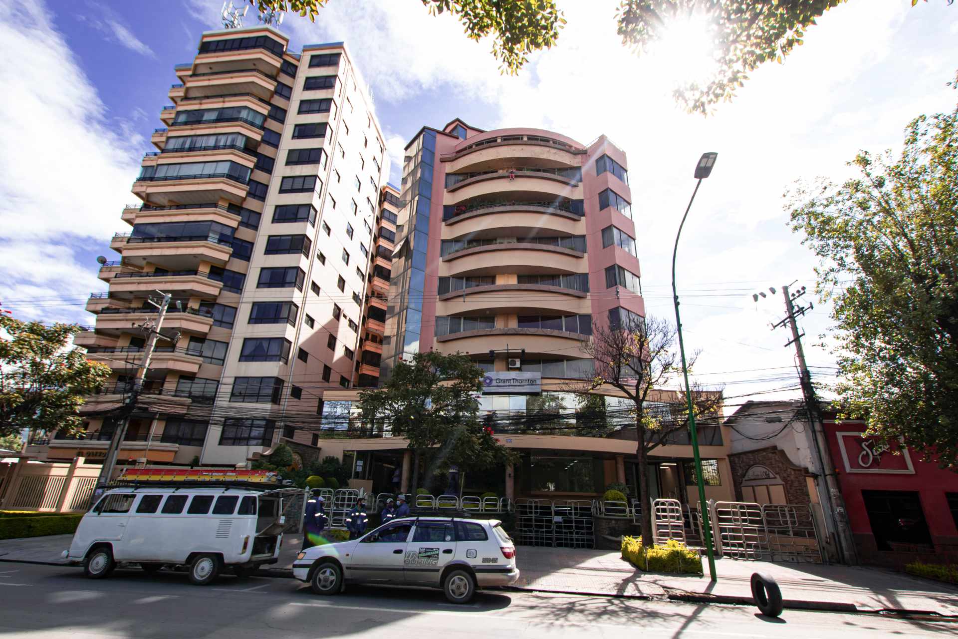 Local comercial en AlquilerAv. Ballivian, Prado - Edif. Torres del Sol - Centro - Cochabamba  2 baños  Foto 2