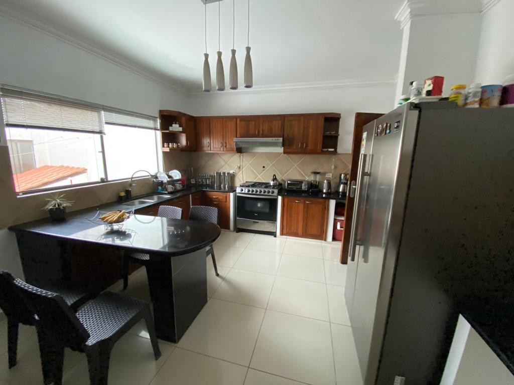 Casa en Entre 6to y 7mo anillo Este en Santa Cruz de la Sierra 4 dormitorios 5 baños 1 parqueos Foto 2