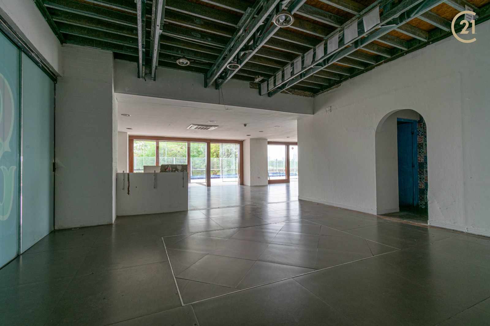 Local comercial en Urubó en Santa Cruz de la Sierra  3 baños  Foto 12