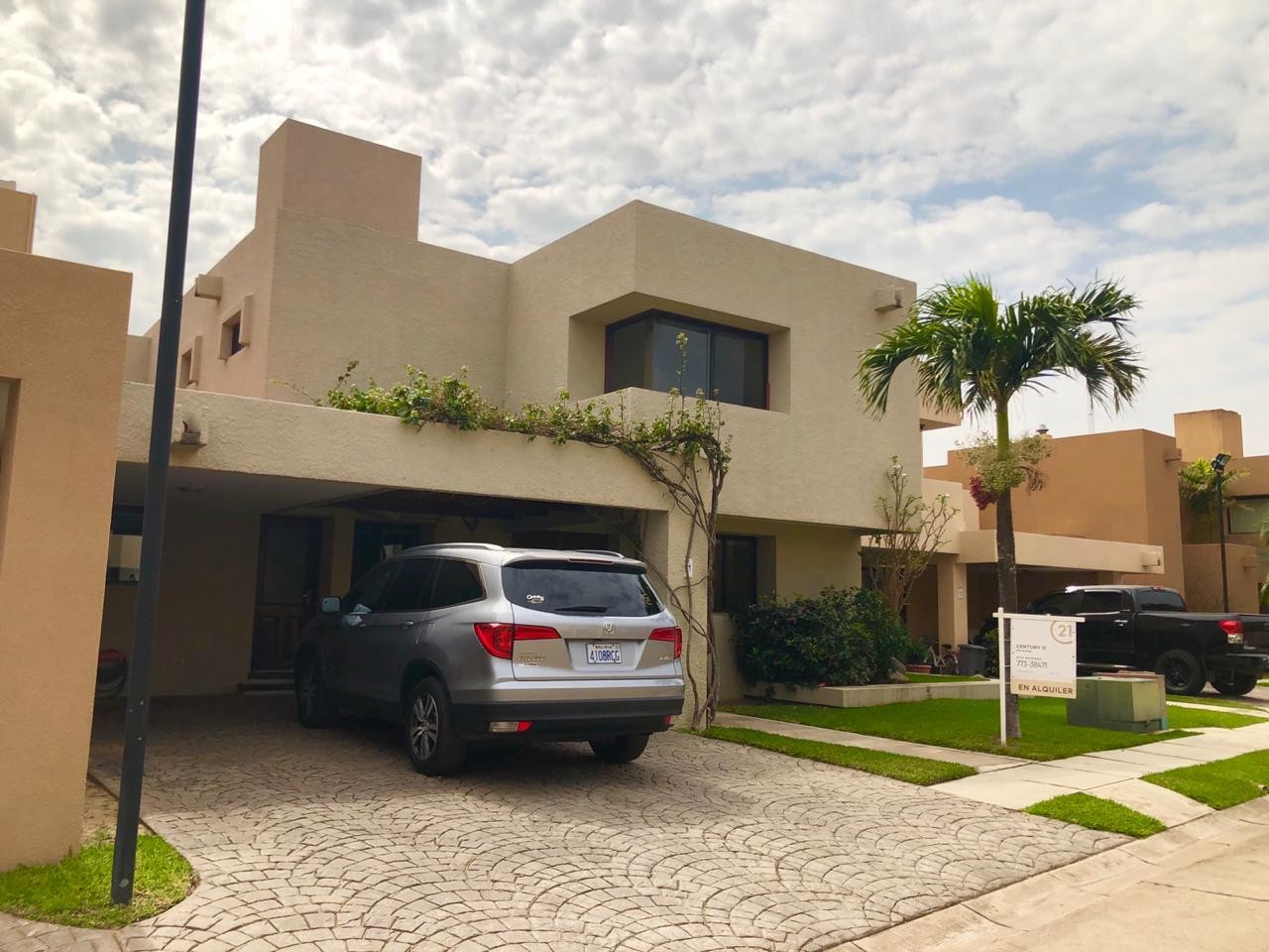 Casa en AlquilerCASA EN ALQUILER, LA HACIENDA II CALLE TAMARINDO 4 dormitorios 4 baños 2 parqueos Foto 1