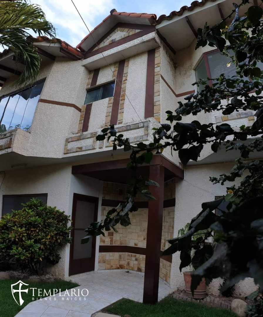 Casa en Entre 2do y 3er anillo Oeste en Santa Cruz de la Sierra 5 dormitorios 4 baños 2 parqueos Foto 20