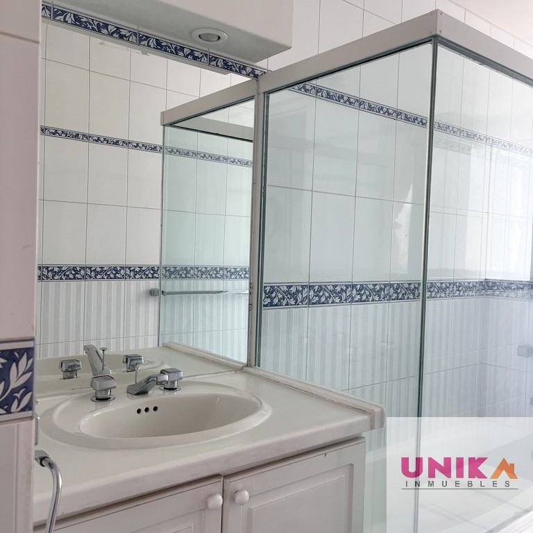 Casa en Venta🏡 HERMOSA CASA AMPLIA Y LLENA DE SOL EN VENTA, EN EL LUGAR MAS CÉNTRICO DE ACHUMANI 4 dormitorios 5 baños 4 parqueos Foto 3