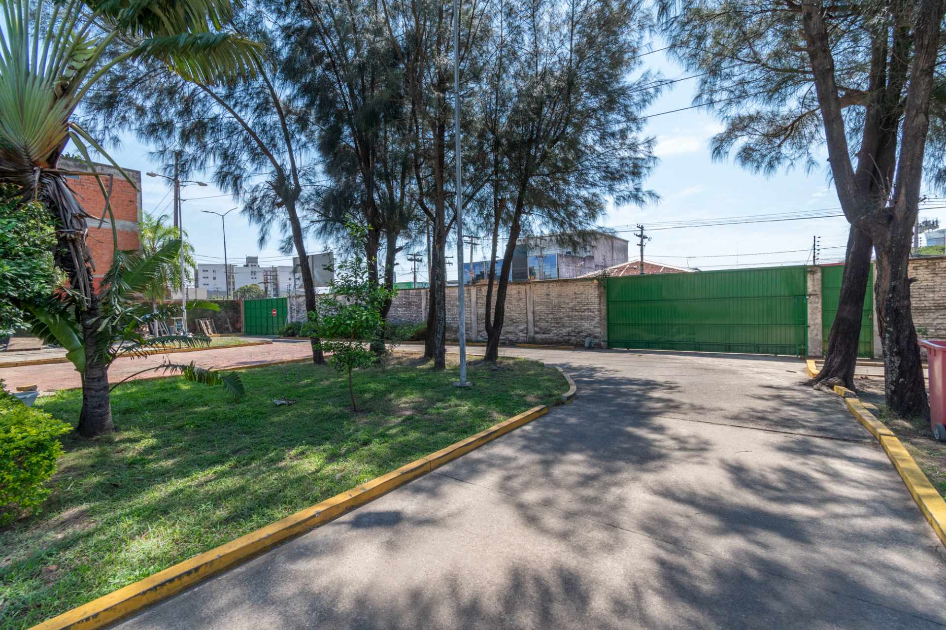 Terreno en VentaTerreno con Oficinas y Galpones en Venta Foto 15