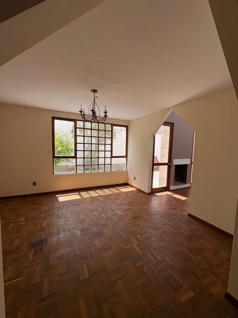 Casa en AlquilerBonita Casa en Alquiler
3 dormitorios, Achumani Foto 2