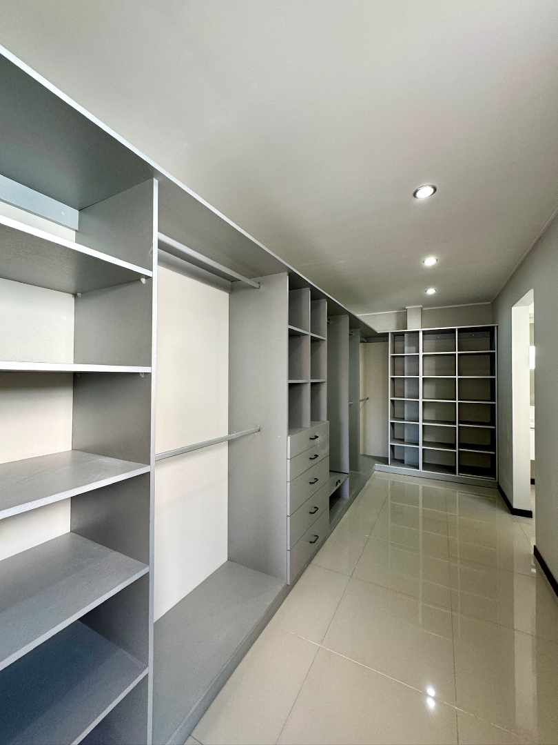 Casa en Entre 3er y 4to anillo Oeste en Santa Cruz de la Sierra 4 dormitorios 6 baños 4 parqueos Foto 12