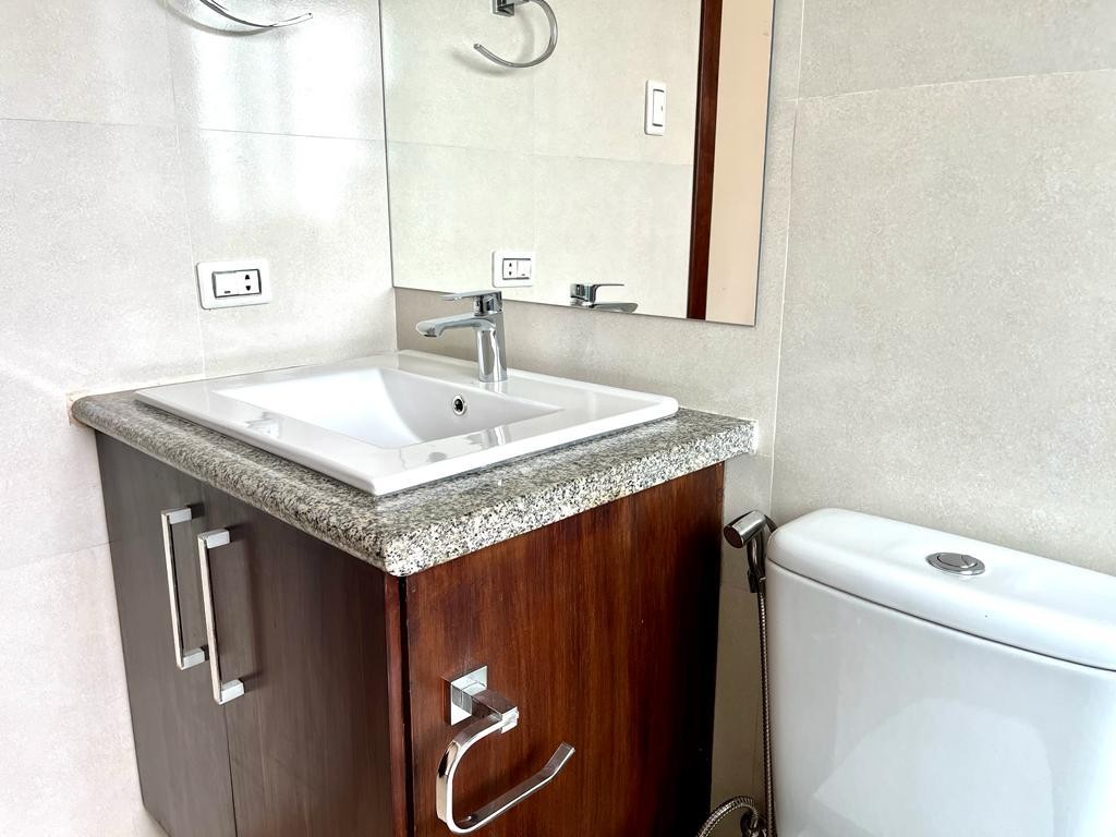 Casa en Entre 5to y 6to anillo Norte en Santa Cruz de la Sierra 4 dormitorios 4 baños 2 parqueos Foto 6