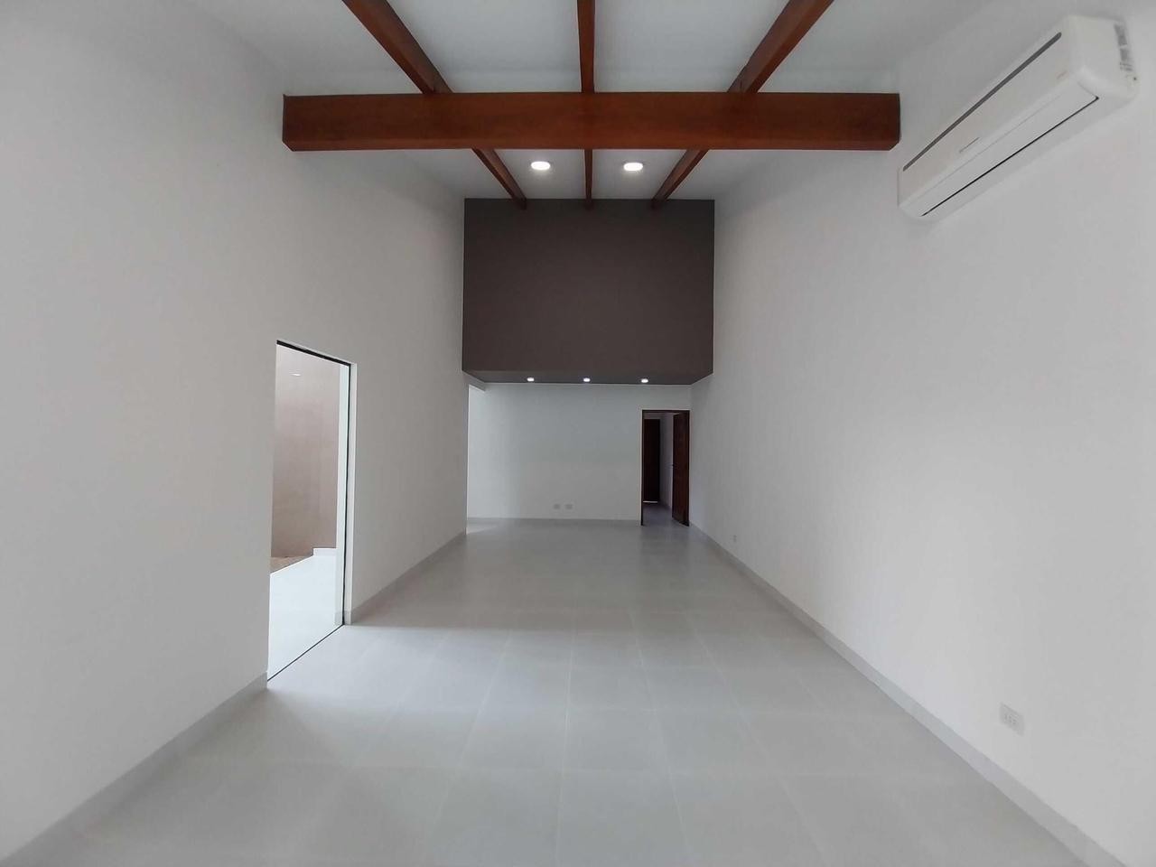 Casa en AlquilerCASA EN ALQUILER - ZONA OESTE - AV. ROCA Y CORONADO  Foto 7