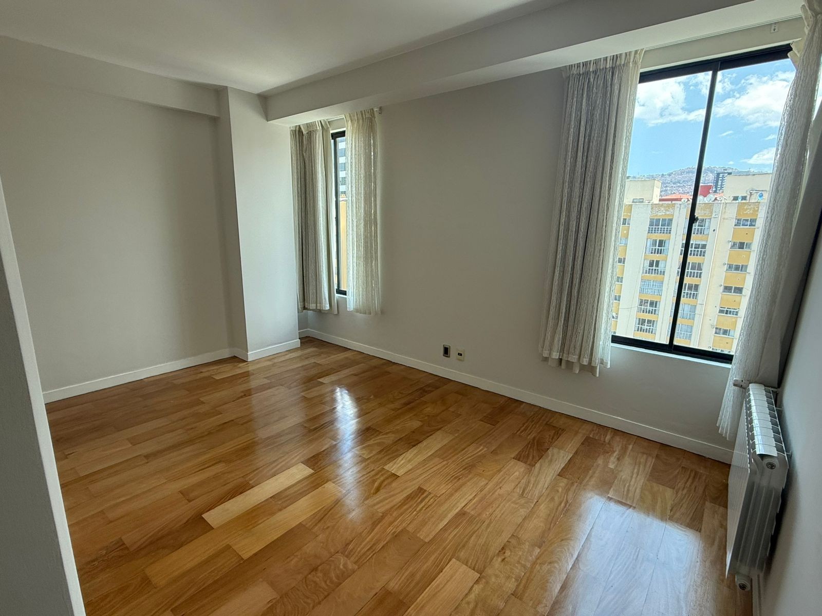 Departamento en VentaCalle Fernando Guachalla, entre 20 de octubre y 6 de agosto 3 dormitorios 2 baños 1 parqueos Foto 2