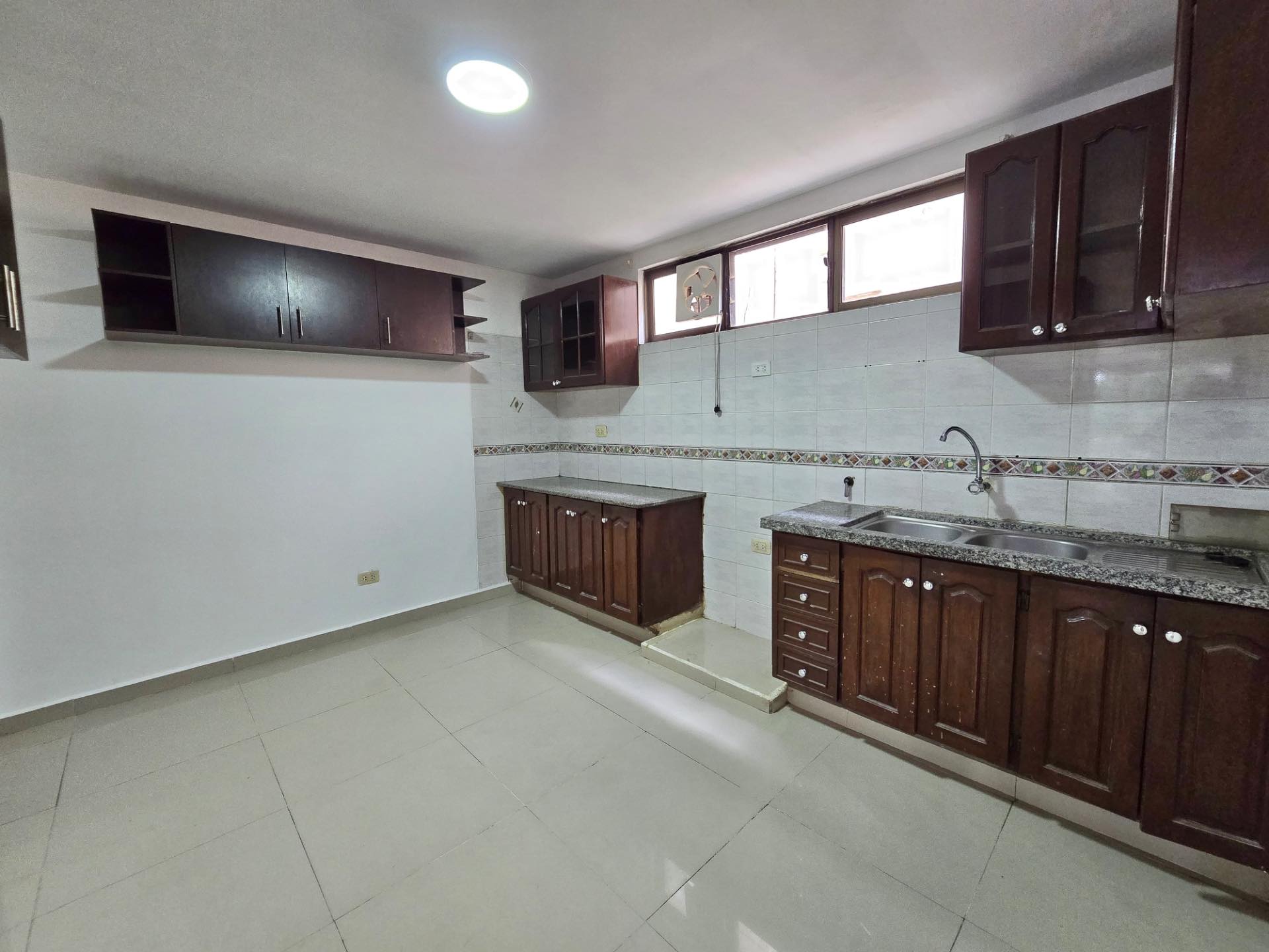 Departamento en Entre 2do y 3er anillo Oeste en Santa Cruz de la Sierra 3 dormitorios 3 baños 1 parqueos Foto 8
