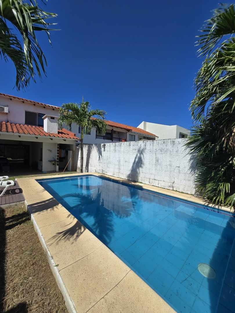 Casa en VentaCASA EN VENTA –CONDOMINIO VERSALLES
📍 Zona Norte, Km 8½ – Carretera al Norte, Santa Cruz de la Sierra Foto 1