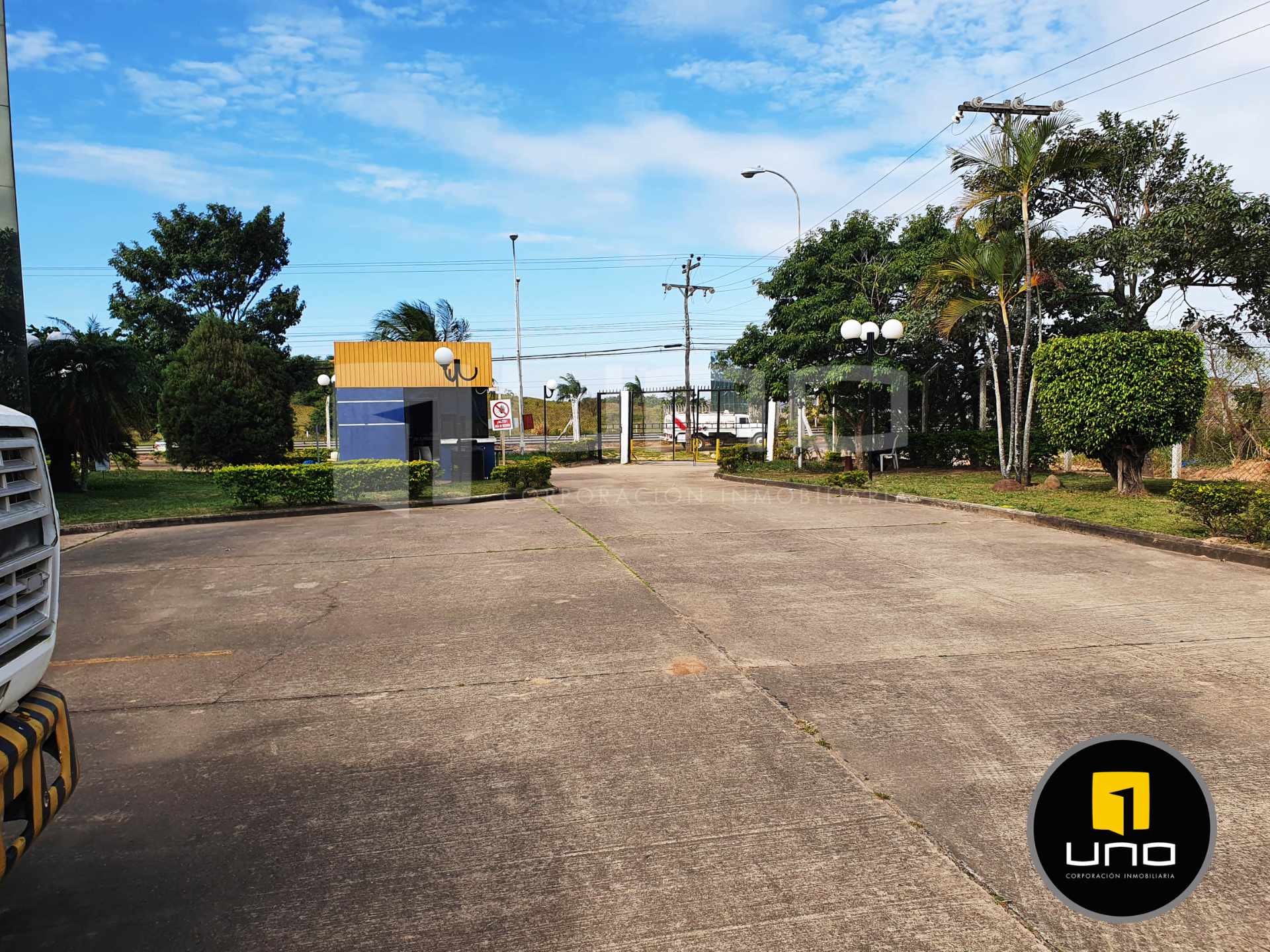 Oficina en VentaSOBRE AVENIDA BANZER AMPLIO INMUEBLE CON OFICINAS Y GALPONES 20 dormitorios 10 baños 50 parqueos Foto 3