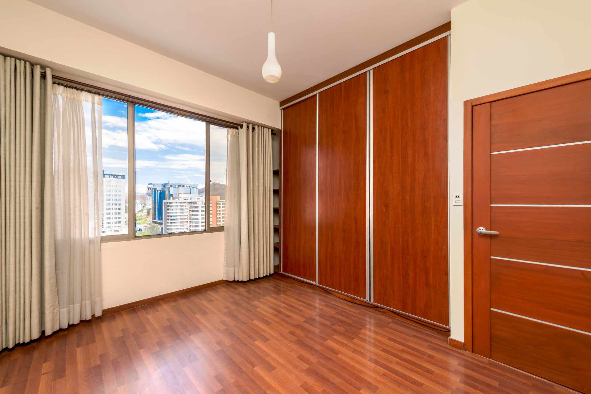 Departamento en VentaEdificio Palma Real sobre Av. América y Av. Santa Cruz - Zona Norte 2 dormitorios 2 baños 1 parqueos Foto 5