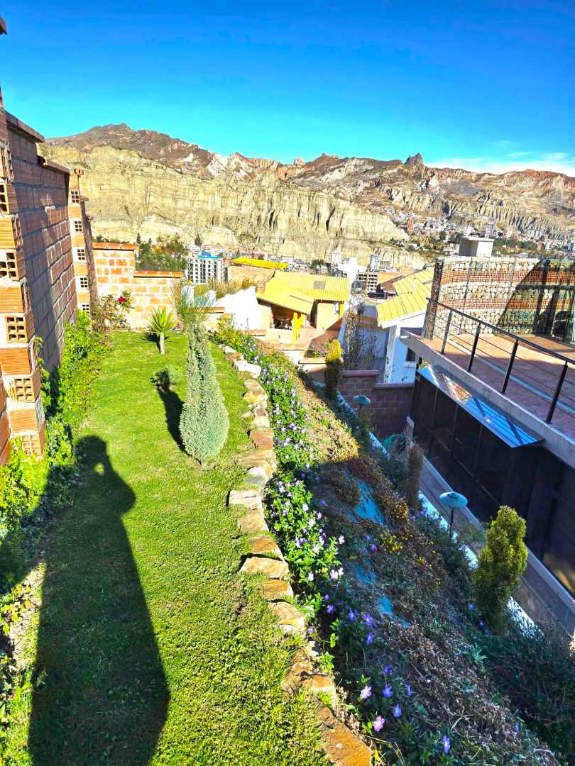 Casa en Achumani en La Paz 2 dormitorios 4 baños 2 parqueos Foto 4