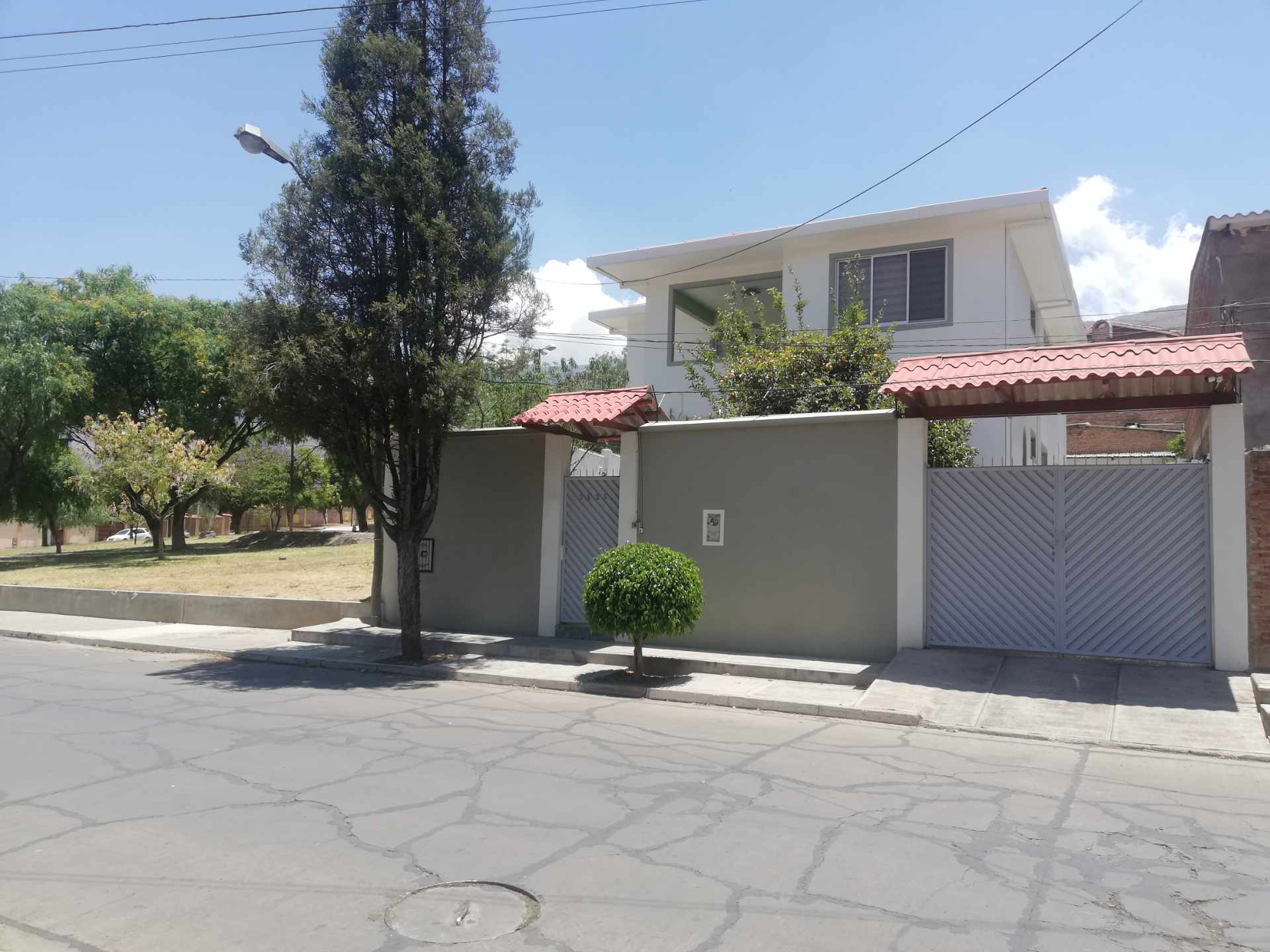 Casa en Aranjuez en Cochabamba 6 dormitorios 5 baños 4 parqueos Foto 4
