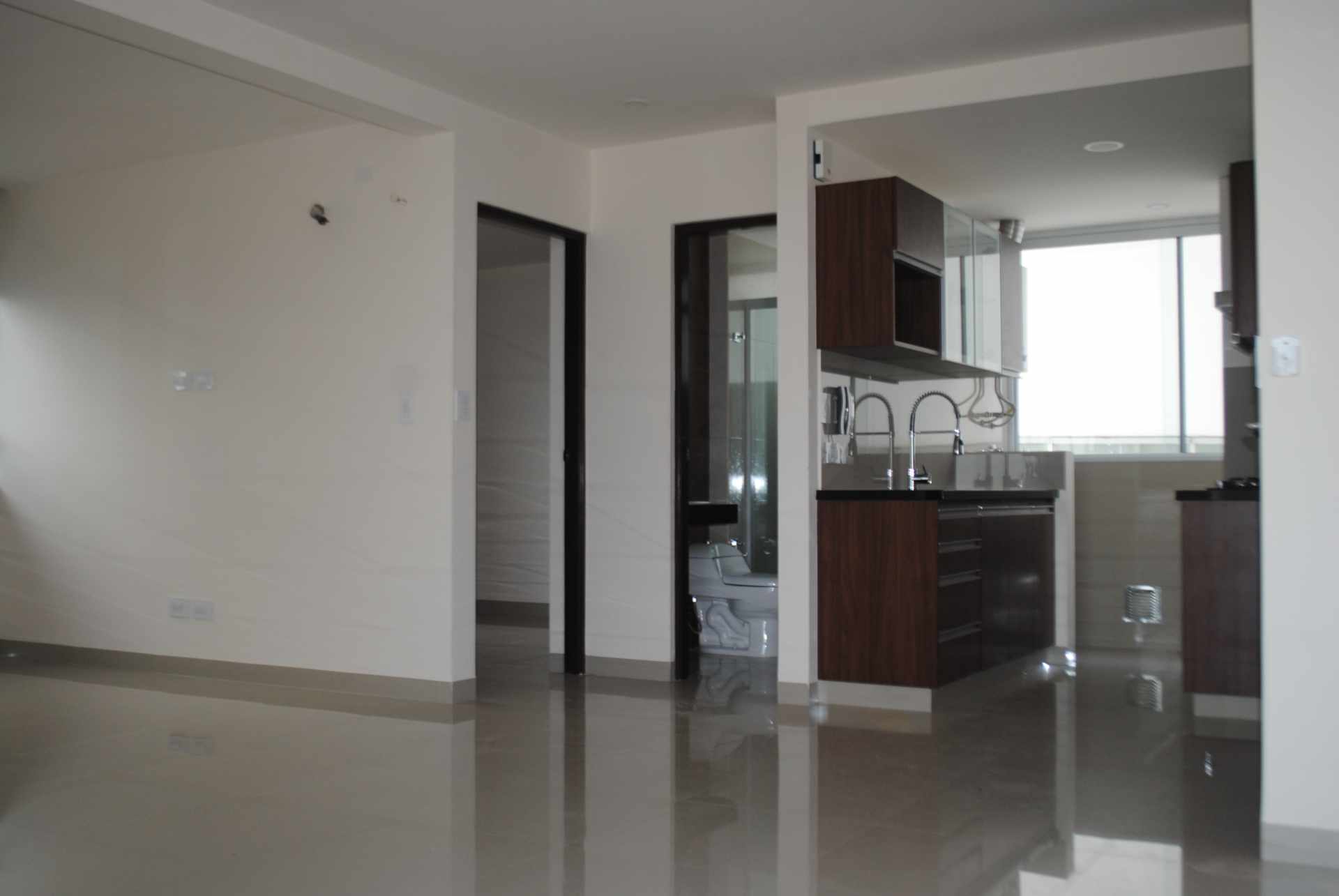 Departamento en Entre 1er y 2do anillo Sur en Santa Cruz de la Sierra 2 dormitorios 2 baños 1 parqueos Foto 2