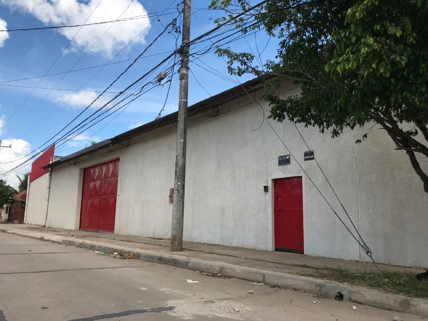 Galpón en AlquilerGalpón en alquiler
Zona Este, Pampa de la Isla. Entrando 2 cuadras por avenida Virgen de Cotoca, antes del e anillo Foto 2
