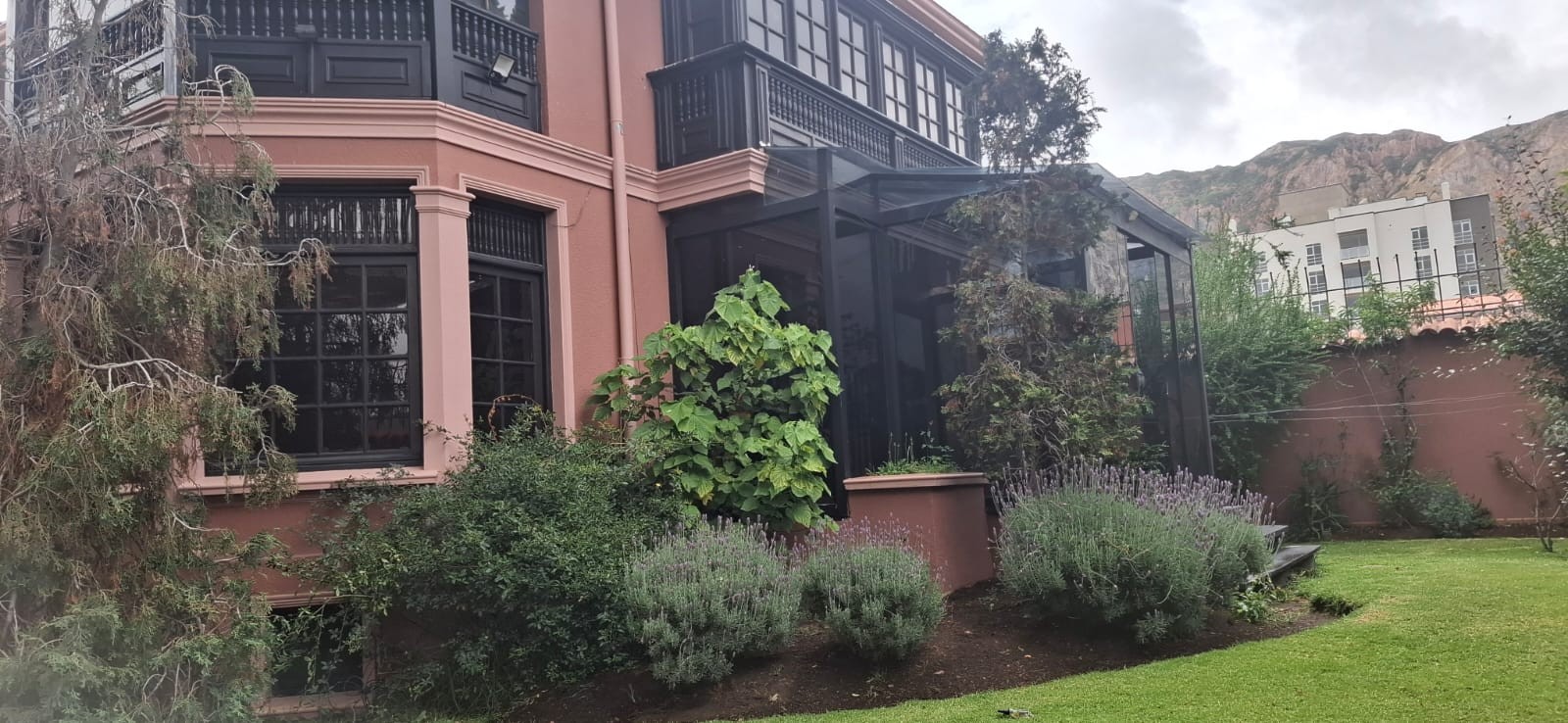 Casa en Los Pinos en La Paz 4 dormitorios 6 baños 4 parqueos Foto 3