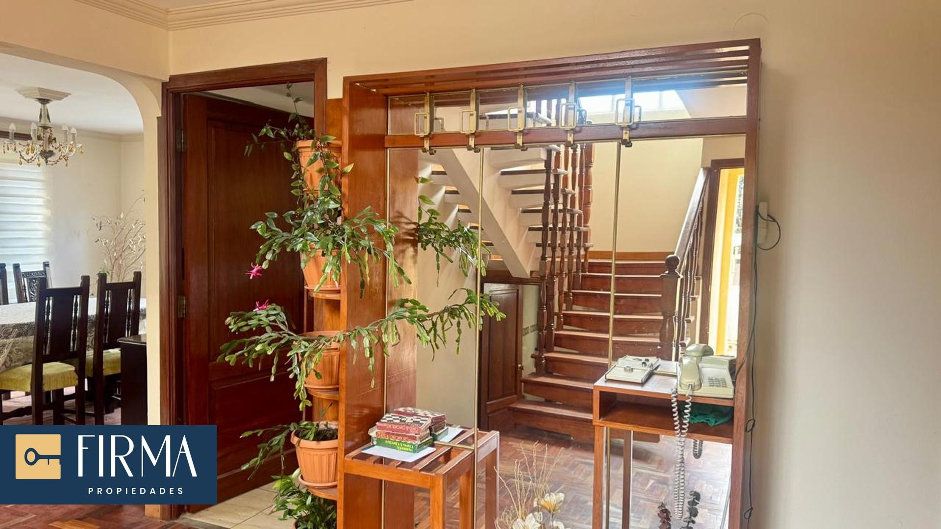 Casa en VentaCASA EN VENTA EN ACHUMANI BAJO COMO TERRENO 3 dormitorios 3 baños 3 parqueos Foto 2