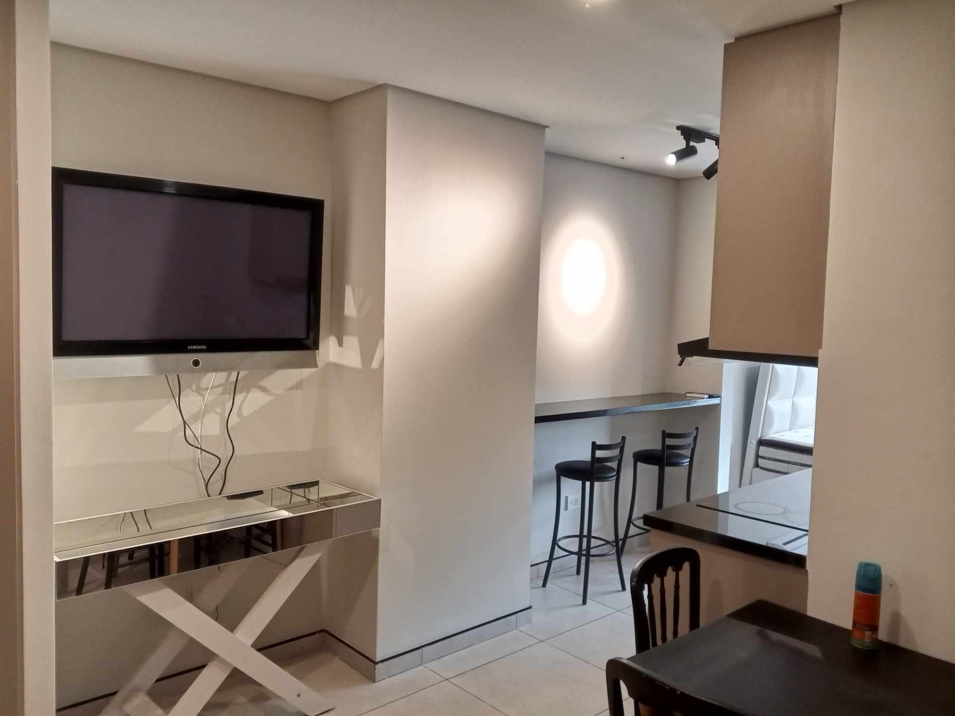 Departamento ALQUILO MONOAMBIENTE AMOBLADO EN CONDOMINIO STRATTO, Equipetrol Norte, 3er. y 4to. Anillo. Foto 2