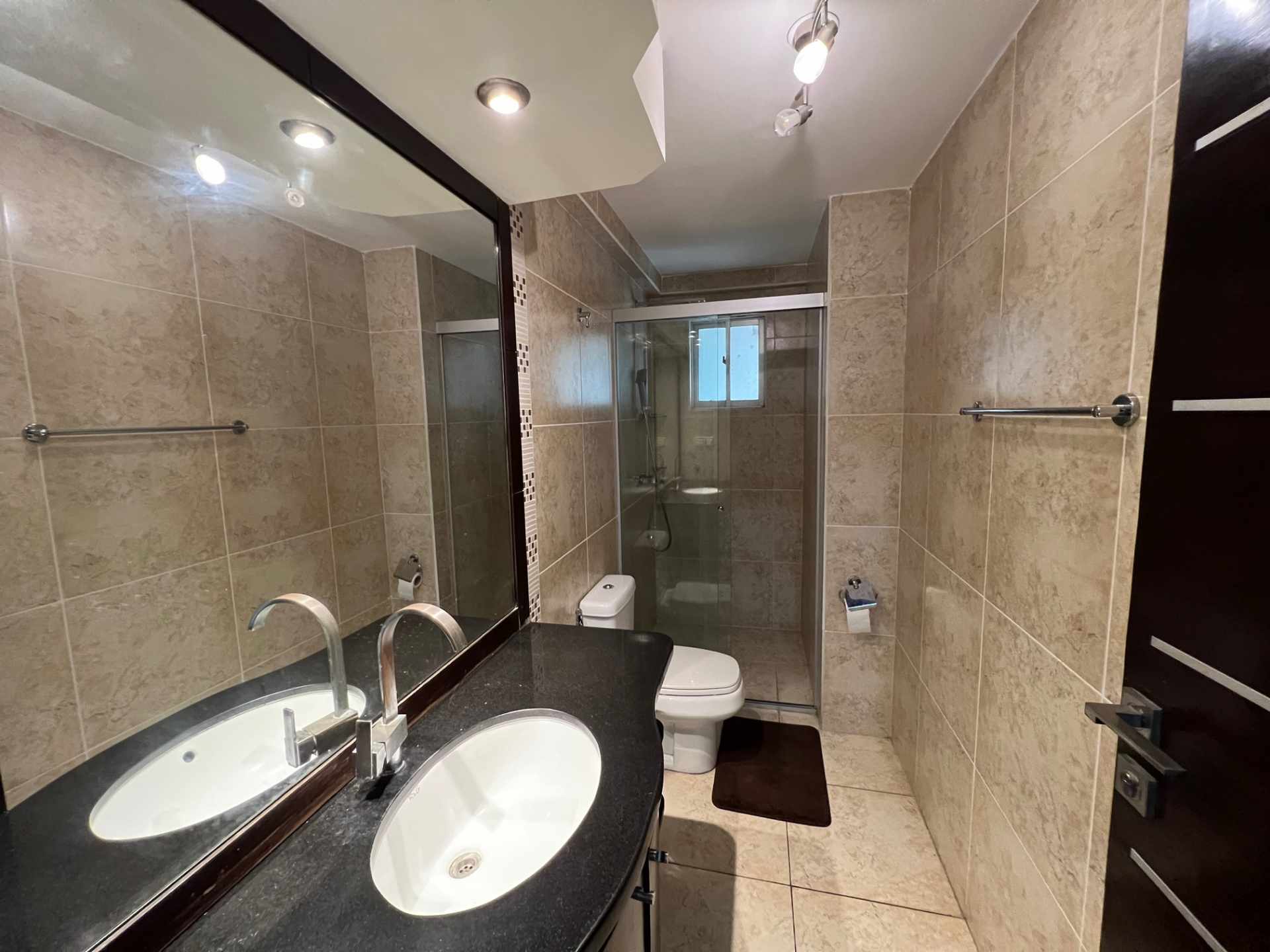 Departamento en AlquilerCondominio Punta del Este, C/Libertad y 2do. Anillo. Cerca de todo.  2 dormitorios 3 baños 1 parqueos Foto 13