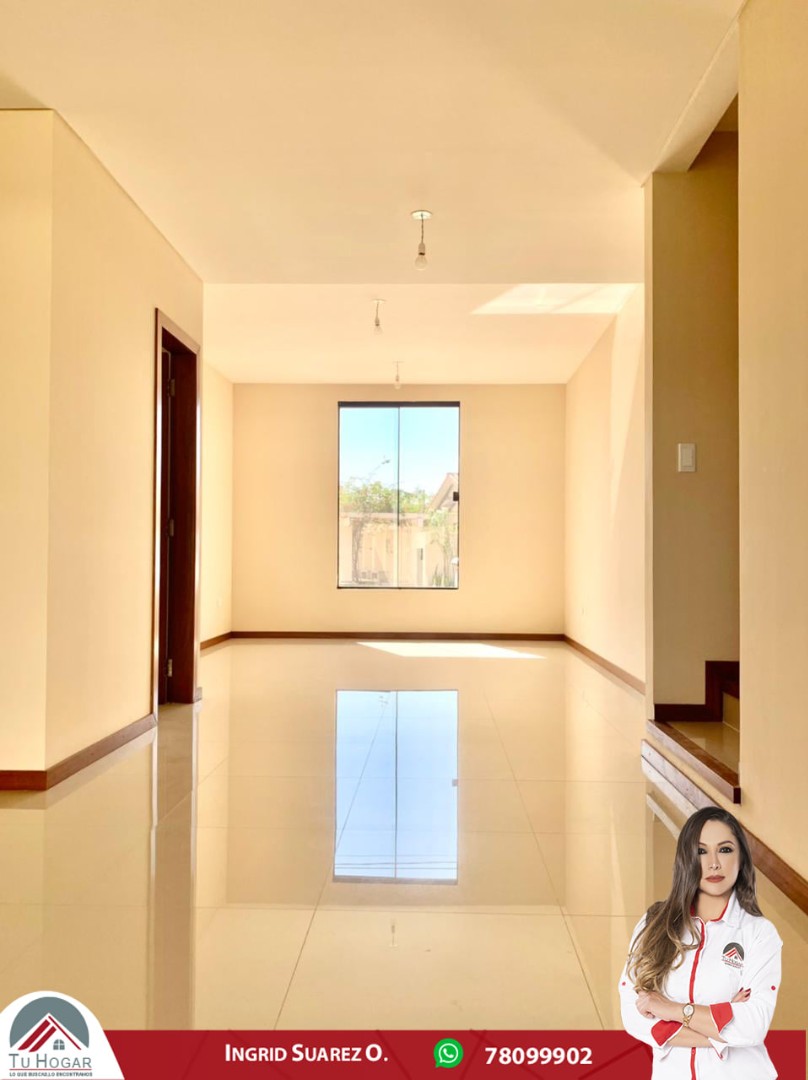 Casa en VentaCondominio Colonial Norte. Av. Bánzer km 8 1/2, atrás del Colegio Cambridge 3 dormitorios 3 baños 4 parqueos Foto 2