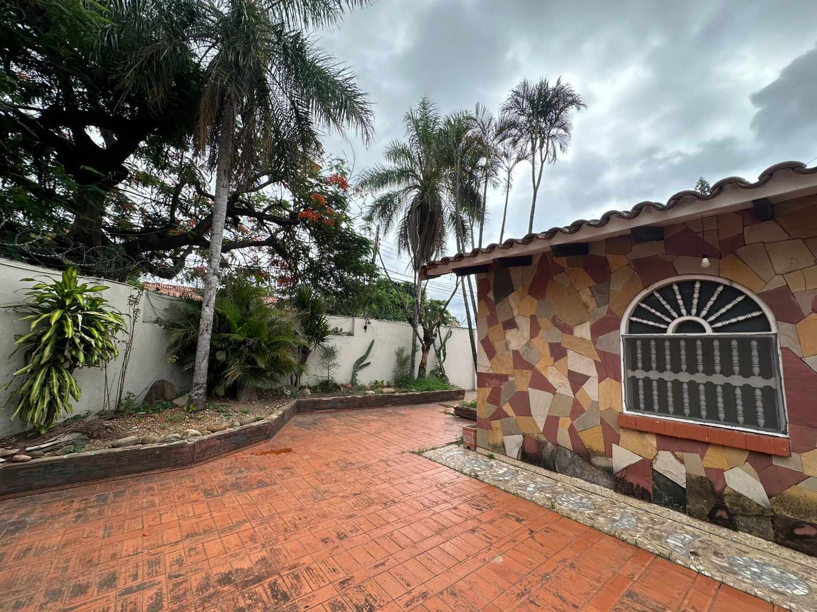Casa en Entre 2do y 3er anillo Norte en Santa Cruz de la Sierra 4 dormitorios 4 baños 3 parqueos Foto 4
