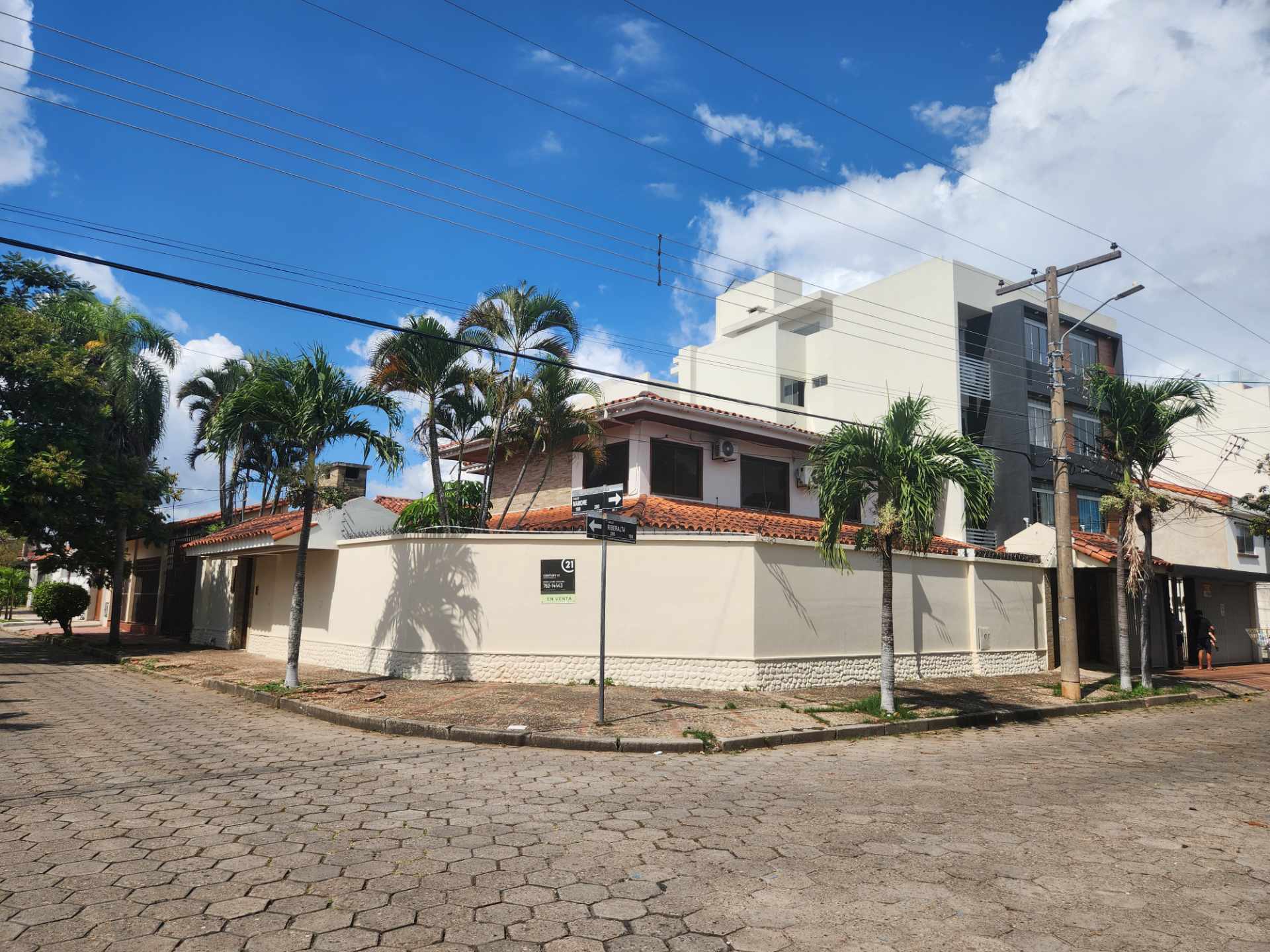 Casa en Entre 1er y 2do anillo Norte en Santa Cruz de la Sierra 4 dormitorios 4 baños 3 parqueos Foto 14